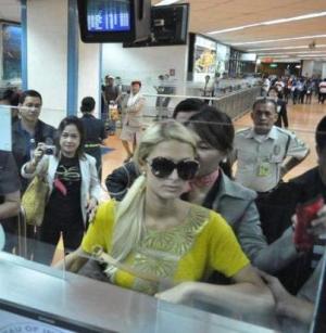 Paris Hilton in Manila Airport